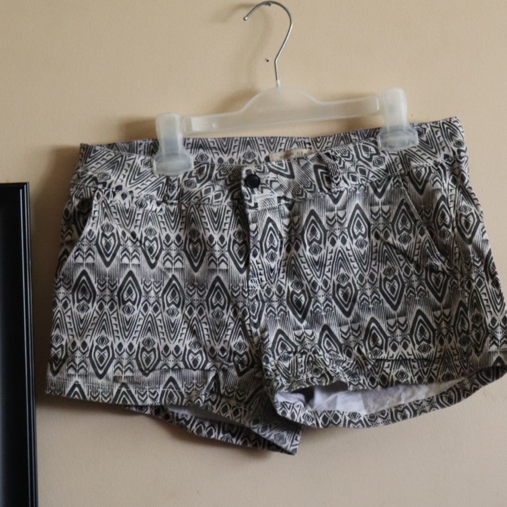 3/25$ Tribal short